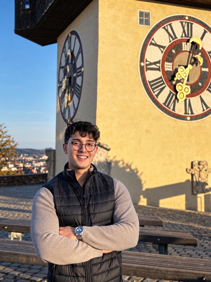 Jonas Nussmayr vor dem Grazer Uhrturm